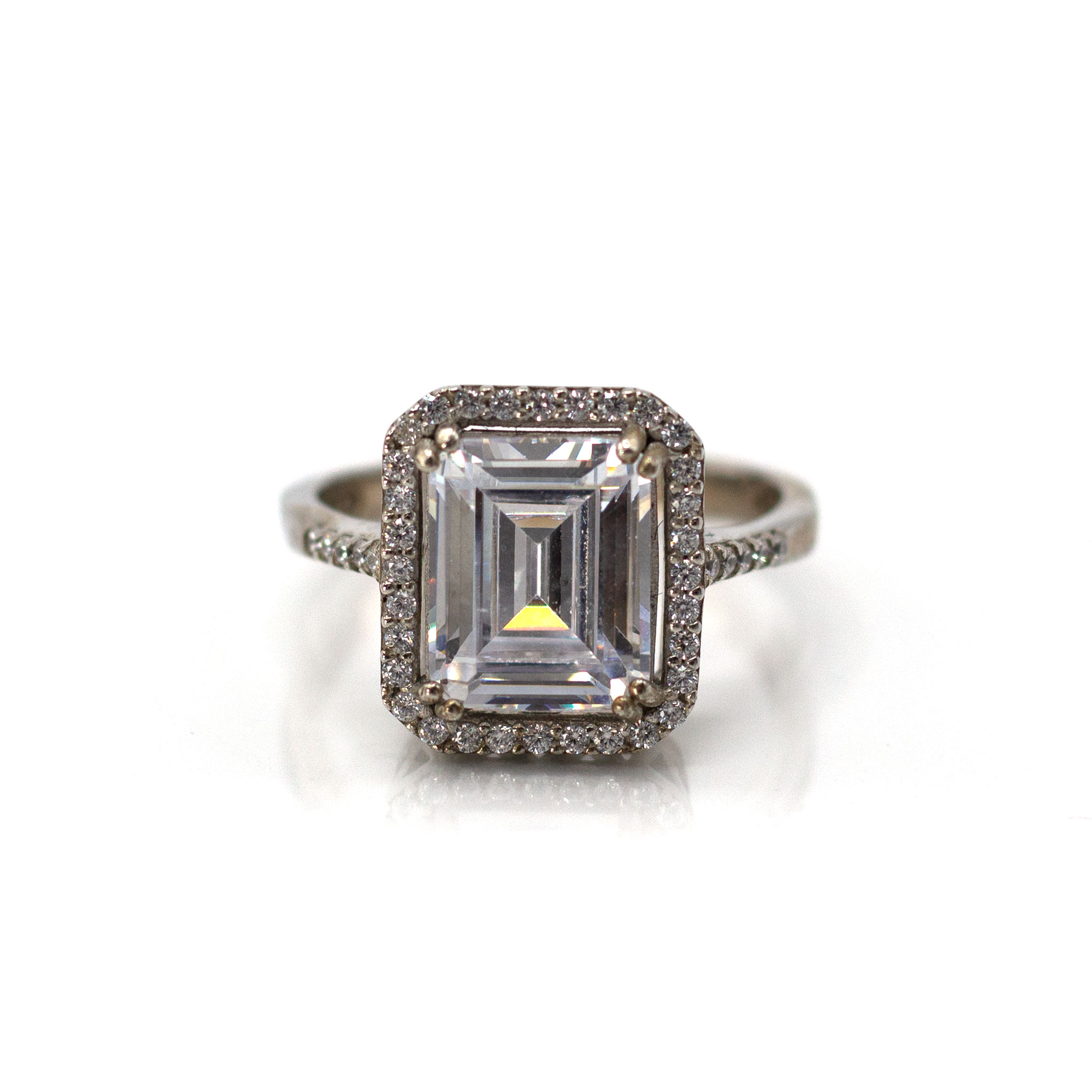 Solitaire with brilliant settings Ring