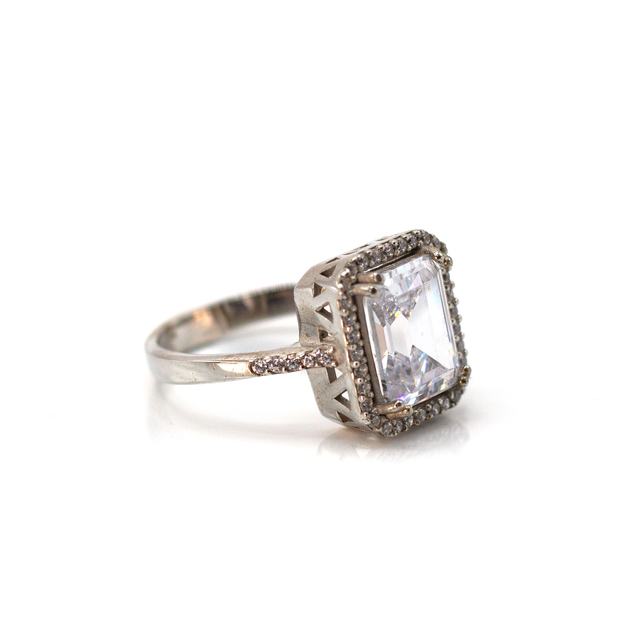 Solitaire with brilliant settings Ring