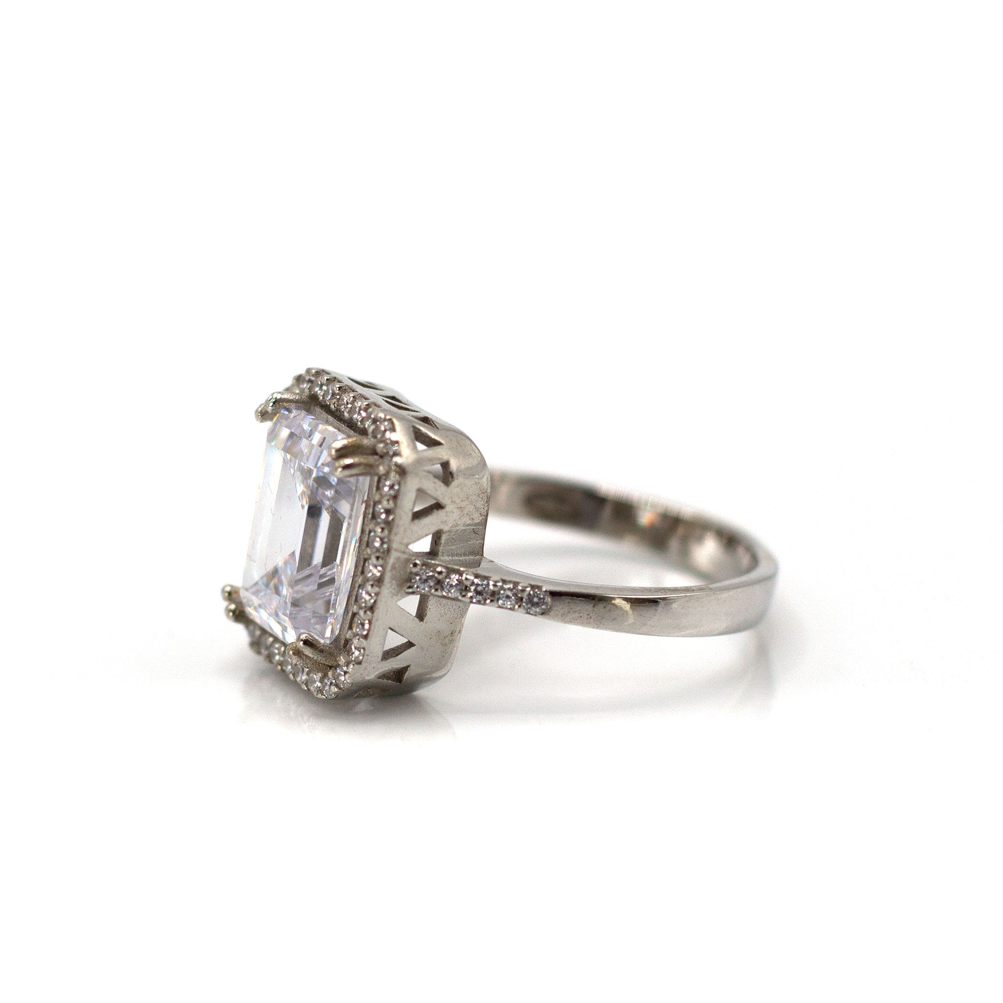 Solitaire with brilliant settings Ring